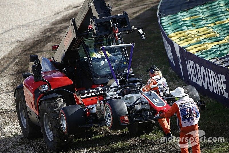 Les commissaires dégagent la voiture de Romain Grosjean, Haas F1 Team VF-18 Ferrari, du circuit