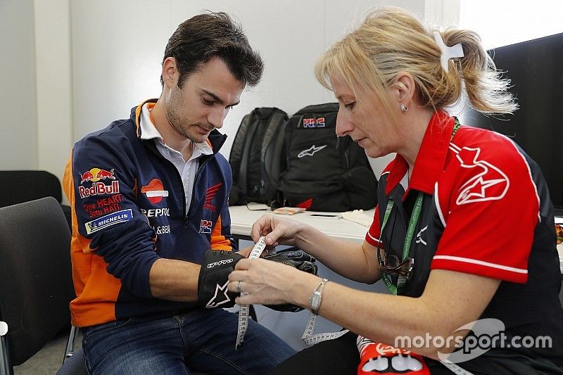 Dani Pedrosa se toma medidas para hacer un guante especial