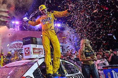 Busch domina Charlotte e chega a marca imponente na NASCAR