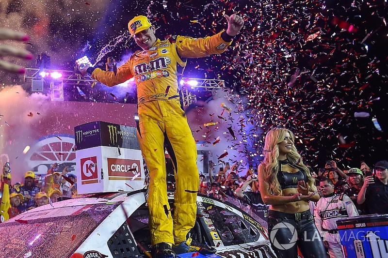 Busch domina Charlotte e chega a marca imponente na NASCAR