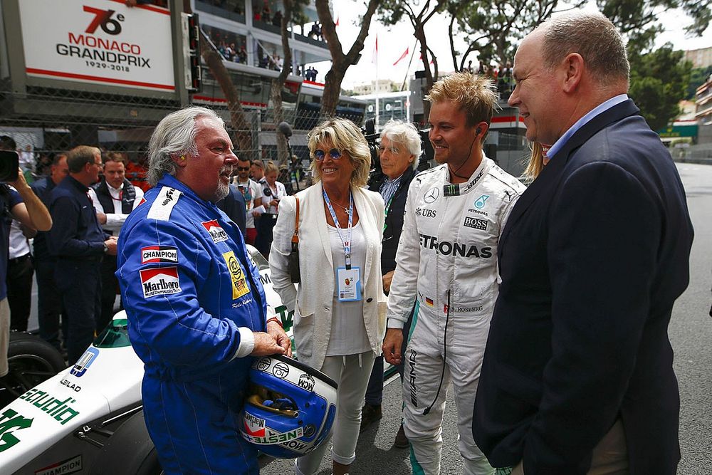 Keke Rosberg herenigd met zijn 1982 Williams FW08 Cosworth tijdens een demo met zoon Nico Rosberg, in de 2016 Mercedes W07 Hybrid