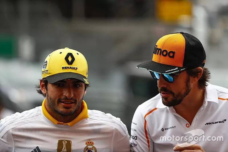 Carlos Sainz Jr., Renault Sport F1 Team, y Fernando Alonso, McLaren