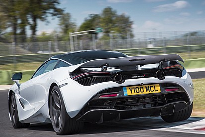 La McLaren 720S si presenta con gli scarichi alti!