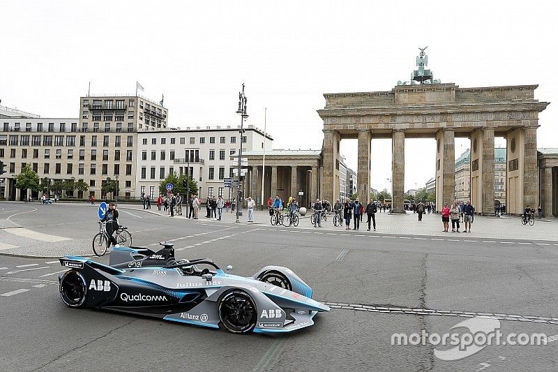 El campeón mundial de Fórmula 1, Nico Rosberg, conduce el Fórmula E Gen2 por las calles de Berlín