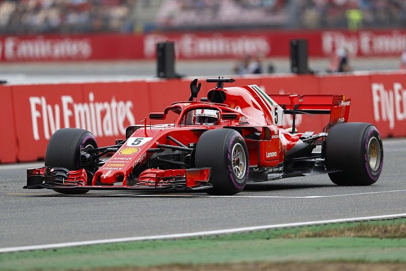 Ganador de la pole Sebastian Vettel, Ferrari, celebra