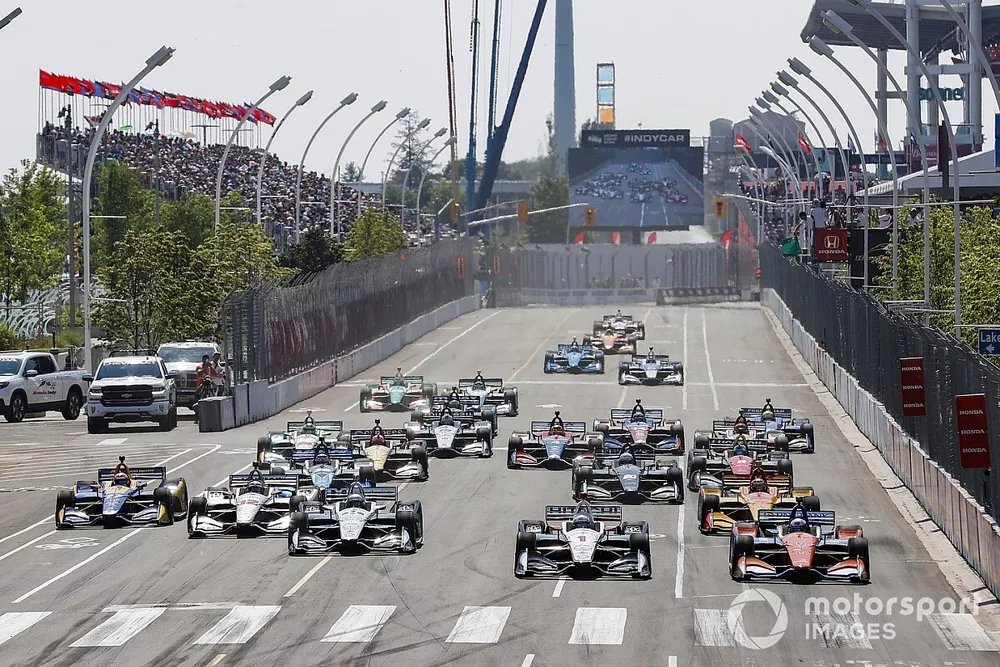 Josef Newgarden, Team Penske Chevrolet, Scott Dixon, Chip Ganassi Racing Honda lead at the start