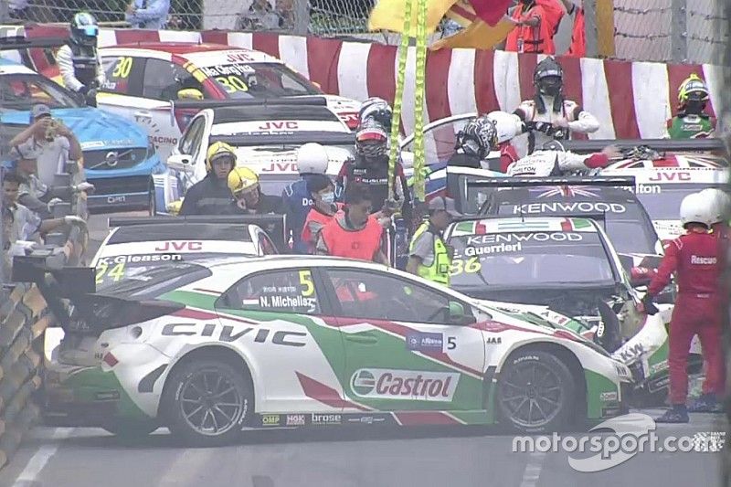 Opening Race sospesa: Michelisz innesca la carambola, vince Bennani