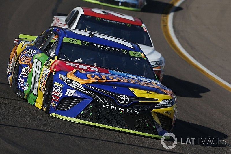 Kenseth trionfa a Phoenix. Keselowski ai playoff per il titolo