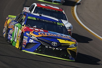Kenseth trionfa a Phoenix. Keselowski ai playoff per il titolo