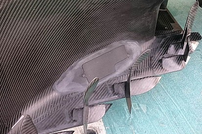 Mercedes: c’è un misterioso sportello nel bargeboard della W08!