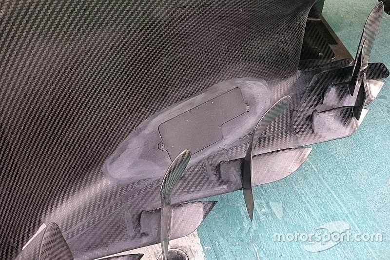Mercedes: c’è un misterioso sportello nel bargeboard della W08!