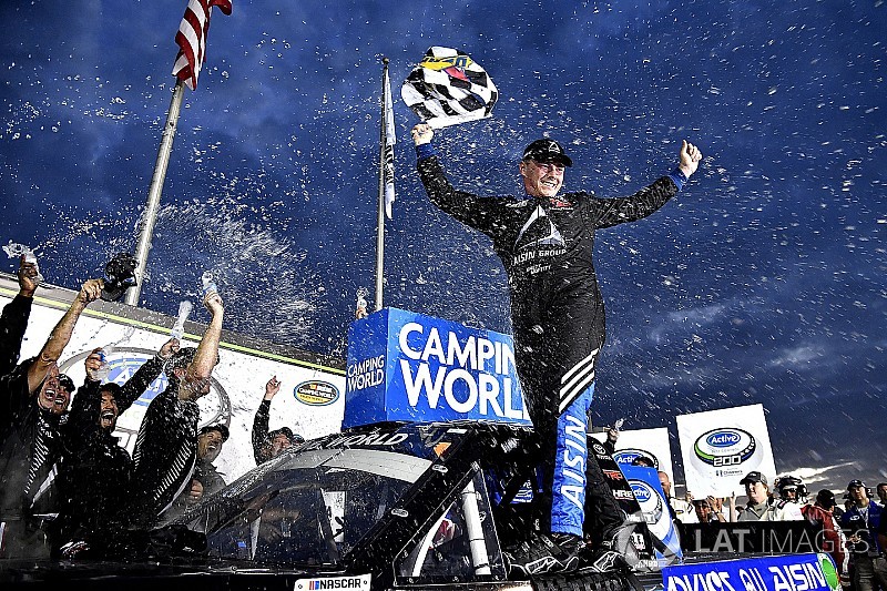 Moffitt aproveita vacilo de Kyle Busch e vence em Atlanta