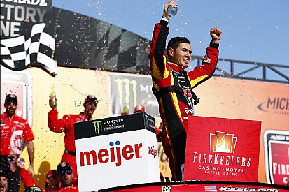 Ларсон победил в гонке NASCAR в Мичигане