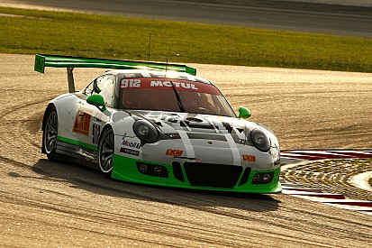 Sepang 12 Hours: Makowiecki puts Porsche on pole