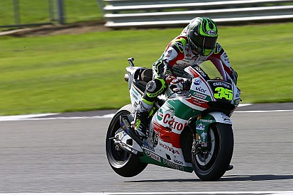 Silverstone, Libere 2: Crutchlow precede Rossi, Marquez cade due volte