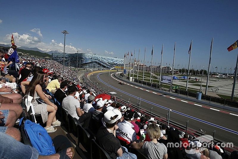 Verstappen prijst monteurs na problemen op zondagochtend
