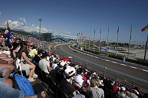 Verstappen prijst monteurs na problemen op zondagochtend