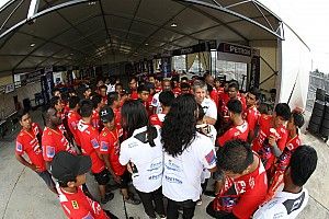 Semua mobil habis bensin saat balapan, F4 SEA: Kami minta maaf