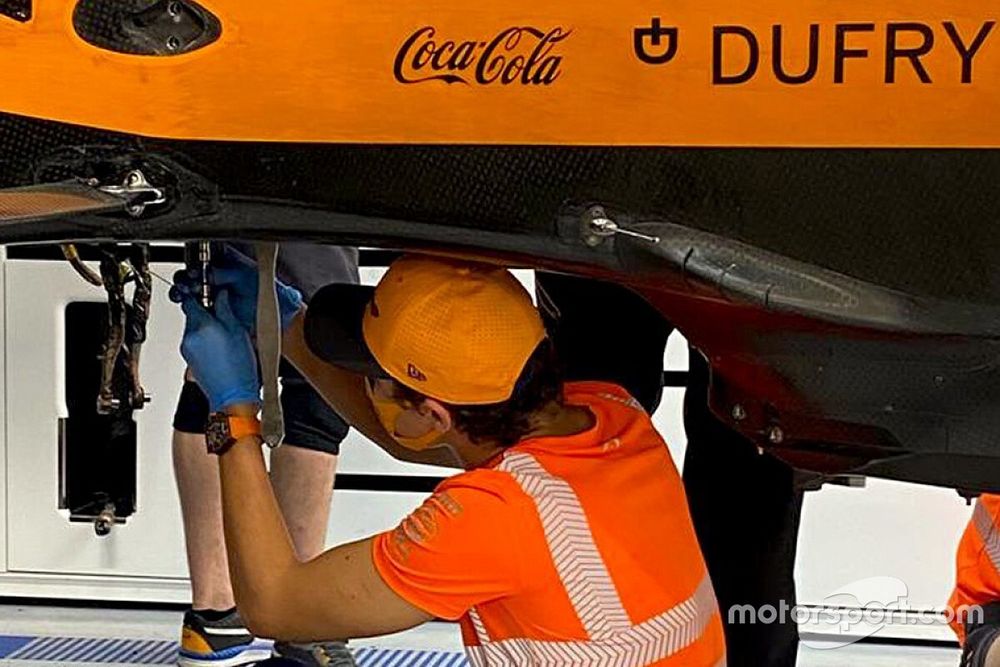 Lando Norris, McLaren trabajando en su MCL35 en Hungría