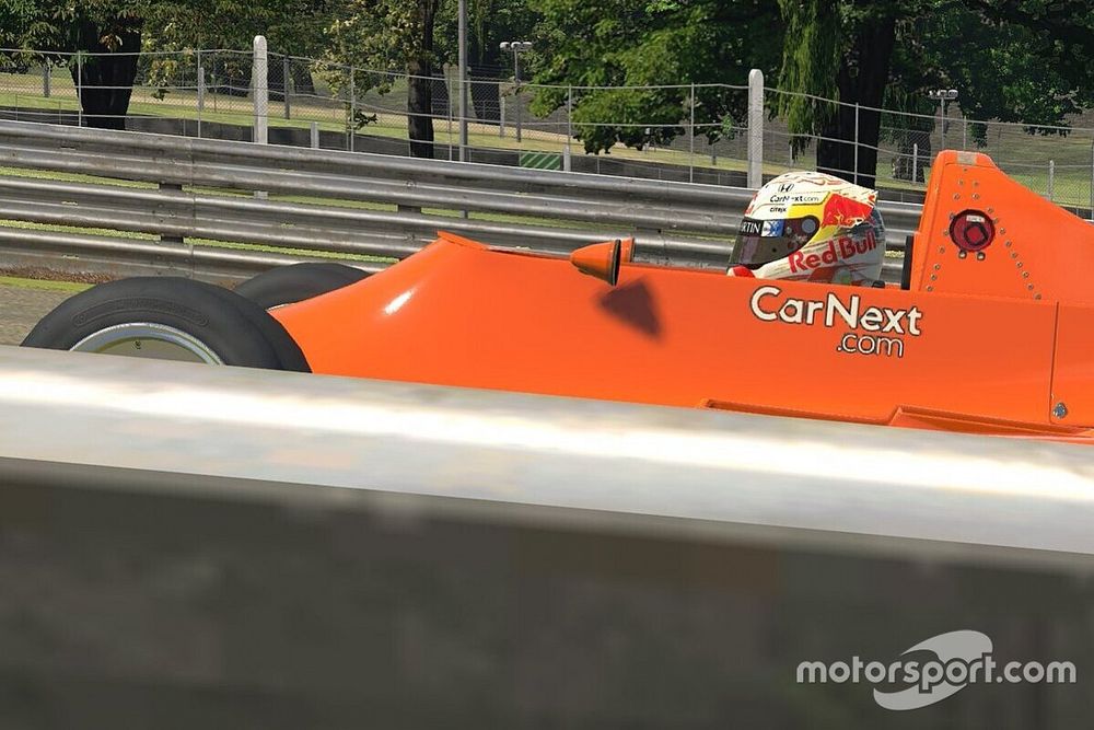 Verstappen egy veterán versenygéppel is szimulátoros versenyt nyert (videó)