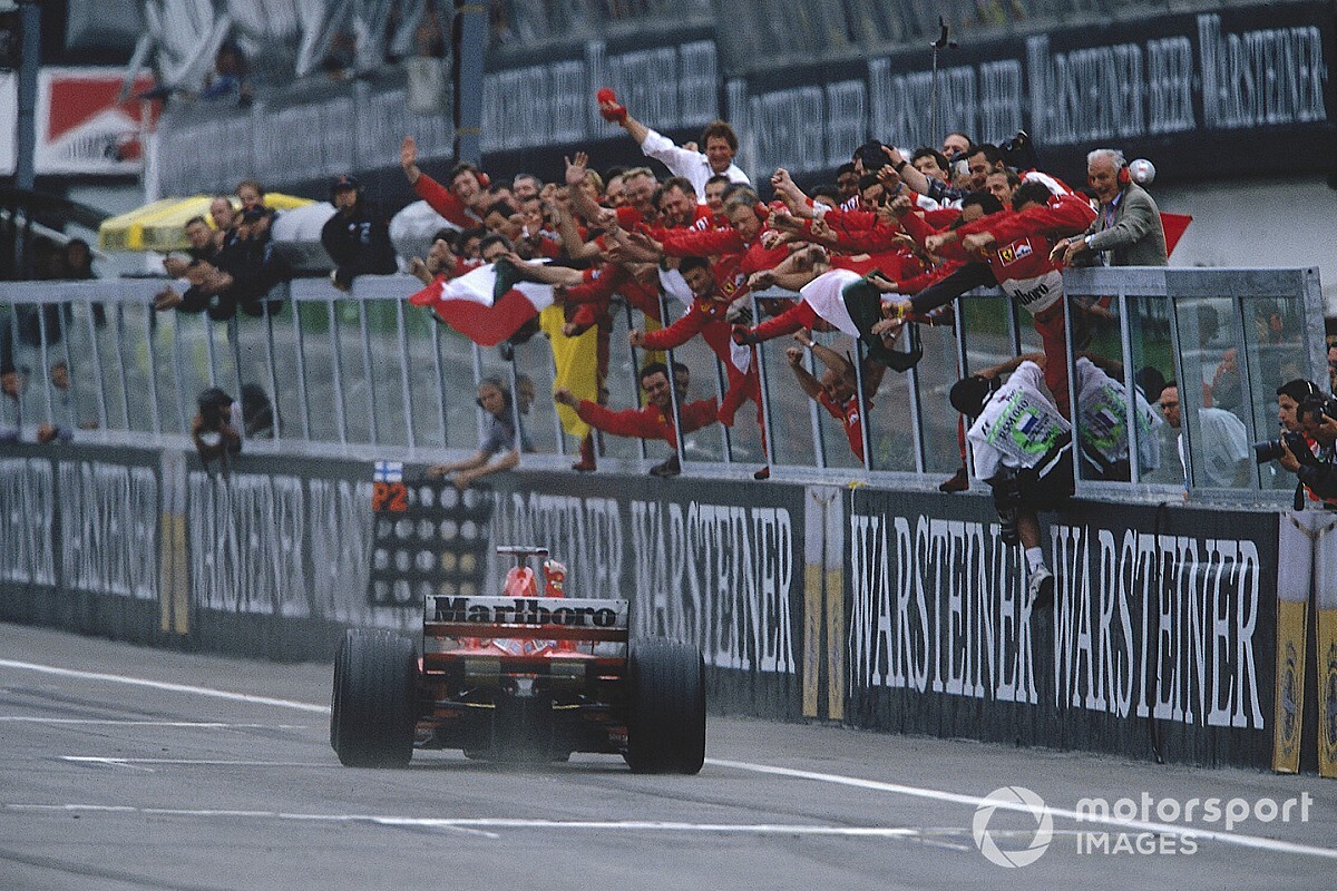 Vettel: "Bana göre F1 tarihinin en iyisi Schumacher"