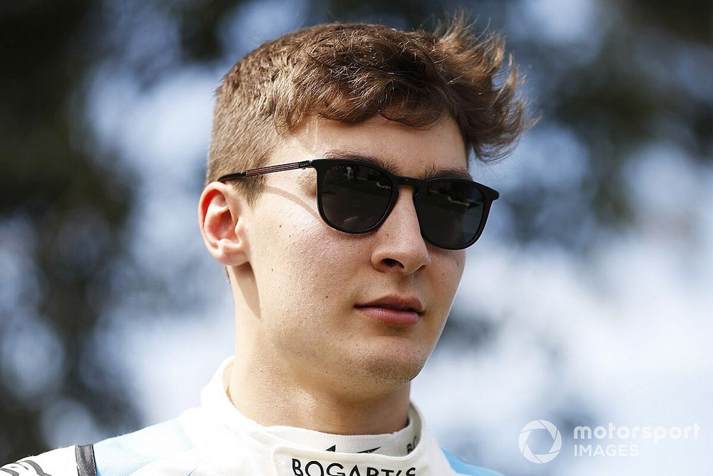 Ismét kockás hasat villantott Russell: edzésben az F1-es pilóta