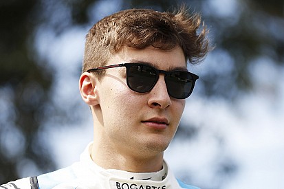 Ismét kockás hasat villantott Russell: edzésben az F1-es pilóta