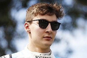 Ismét kockás hasat villantott Russell: edzésben az F1-es pilóta