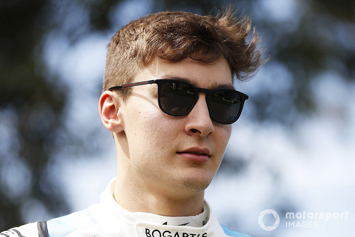 Ismét kockás hasat villantott Russell: edzésben az F1-es pilóta