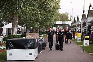 La F1 cambia los motorhomes por carpas