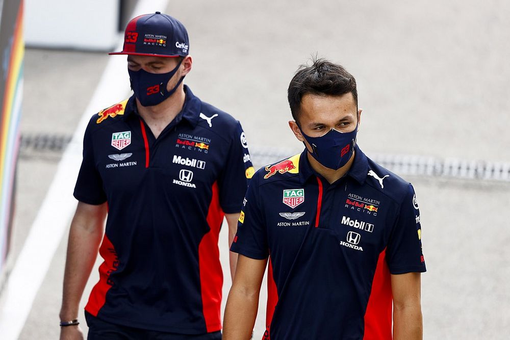 Albon: "Verstappen'le yarışmanın ekstra baskı getirdiği iddiaları sadece bir 'efsane'"