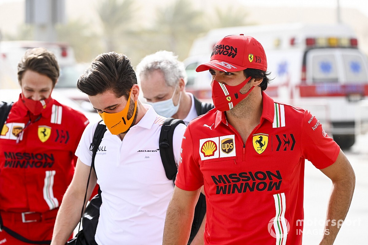 Sainz: Vettel Seharusnya Bangga Atas Pencapaiannya di Ferrari