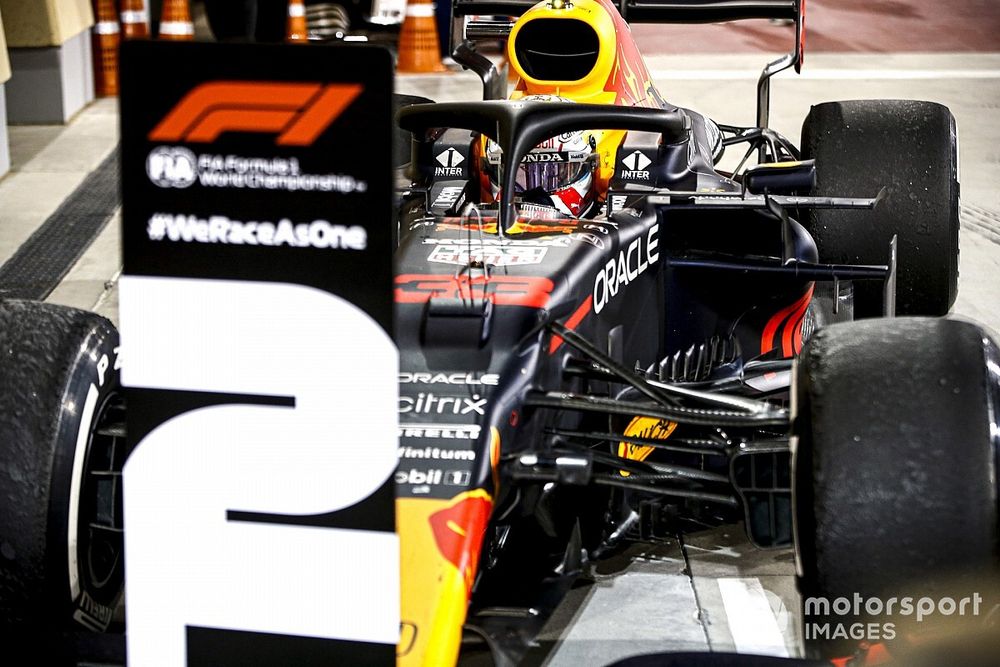 Le deuxième Max Verstappen, Red Bull Racing RB16B, arrive dans le parc fermé