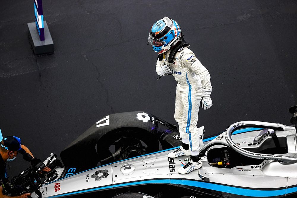 De Vries gana en Valencia en final complicado por las baterías