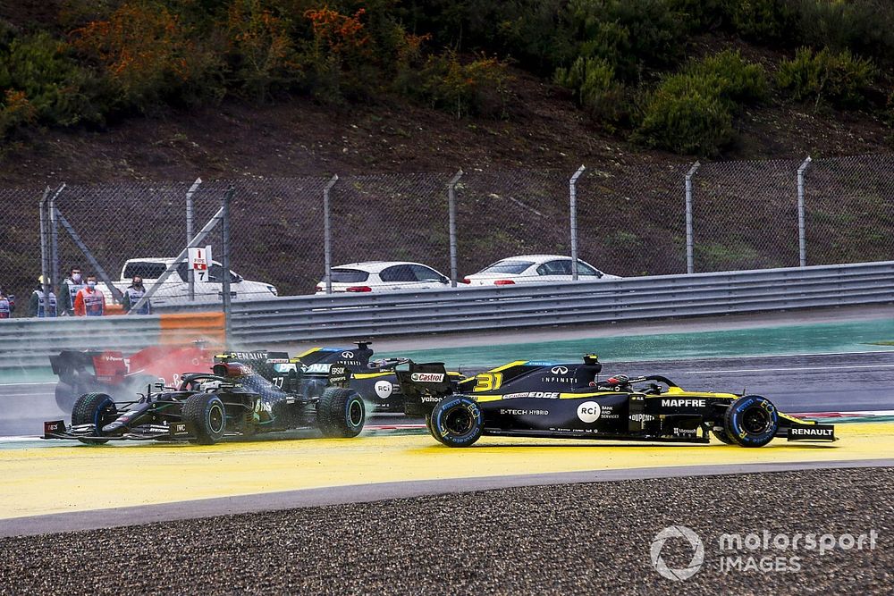 Esteban Ocon, Renault F1 Team R.S.20 and Valtteri Bottas, Mercedes F1 W11 crash at the start of the race