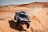 Intensa primera parte de la Maratón: Sainz resiste; Peterhansel se libra