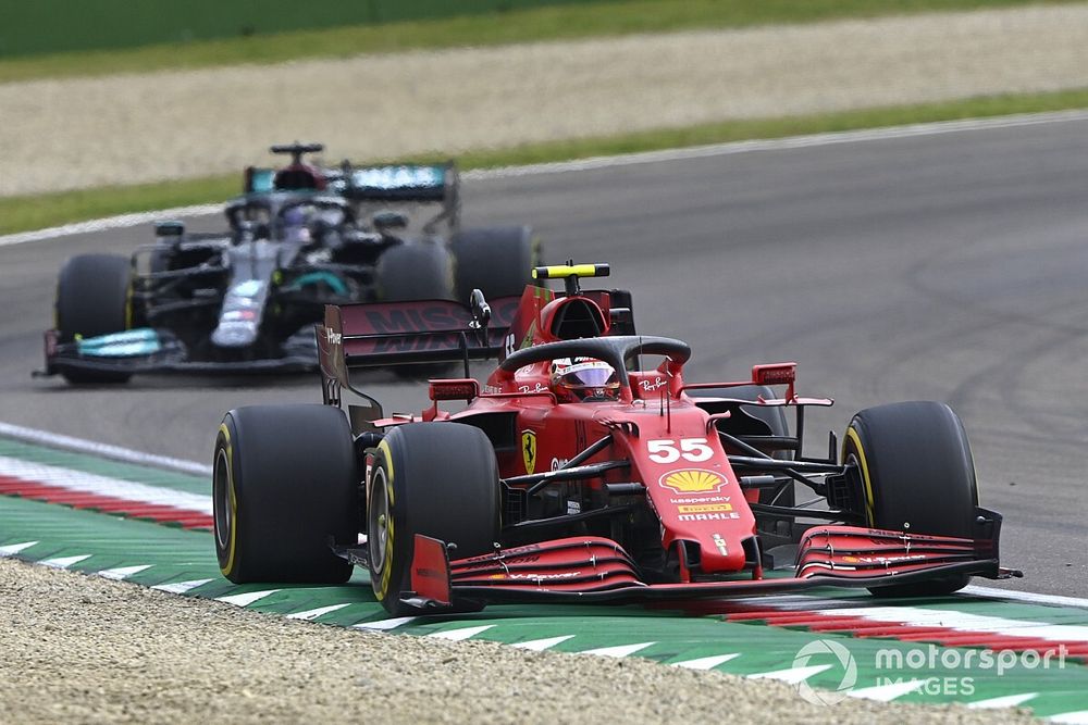 Carlos Sainz Jr., Ferrari SF21, Lewis Hamilton, Mercedes W12