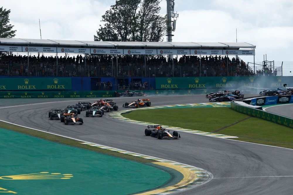 Max Verstappen, Red Bull Racing RB19, Lando Norris, McLaren MCL60, Lewis Hamilton, Mercedes F1 W14, Fernando Alonso, Aston Martin AMR23, Lance Stroll, Aston Martin AMR23, el resto de la parrilla en la salida mientras Kevin Magnussen, Haas VF-23, Alex Albon, Williams FW45, chocan en el fondo.