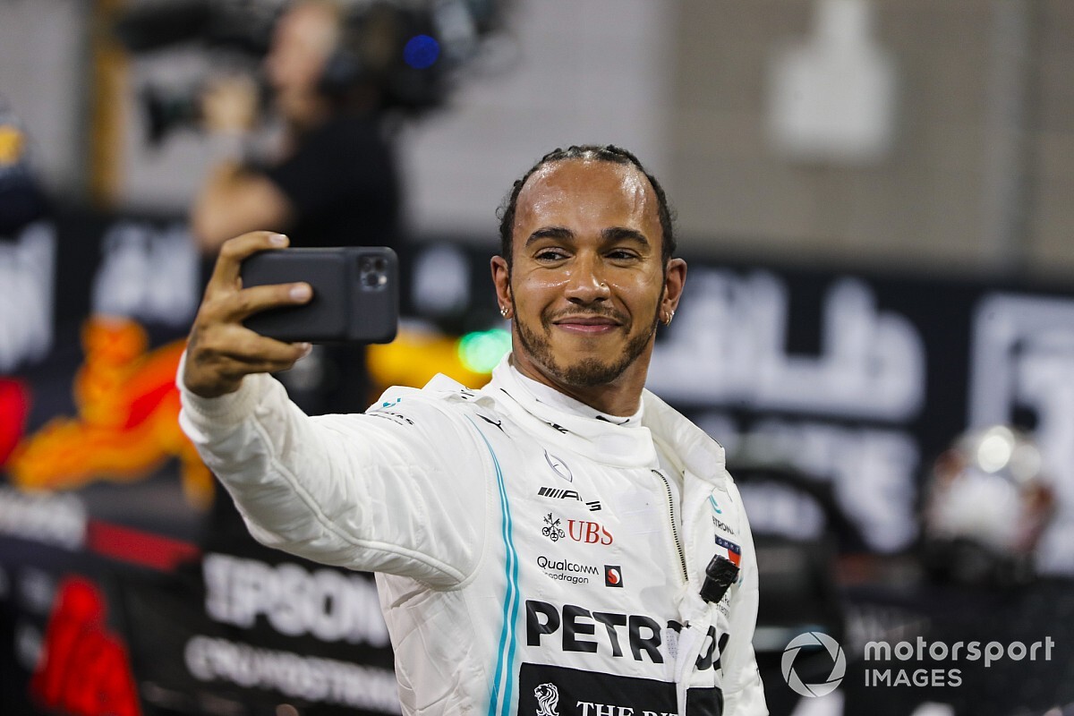 Hamilton comemora pole e espera continuar batalha do GP do Brasil com Verstappen
