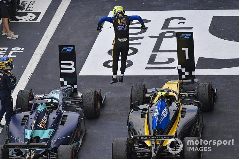 Luca Ghiotto, UNI Virtuosi Racing, celebra la victoria en parc ferme, con Sergio Sette Camara, Dams 