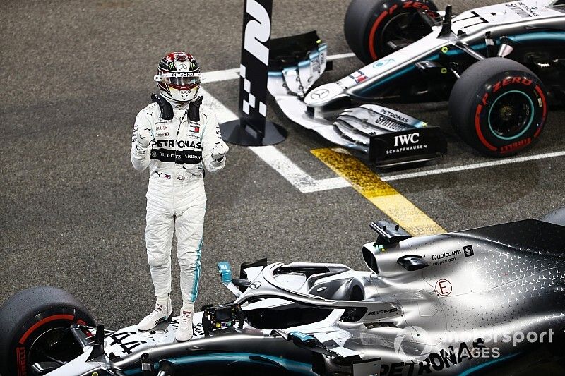 Ganador de la poe Lewis Hamilton, Mercedes AMG F1, celebra