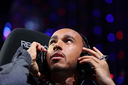 Hamilton tizedeket veszít, ha beszélnek hozzá