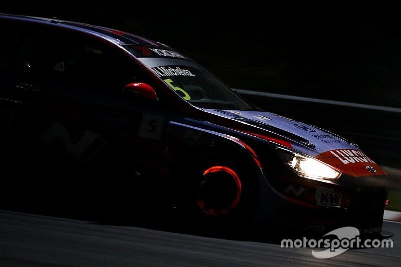 Michelisz brilla nella notte di Sepang, Pole anche per Gara 3