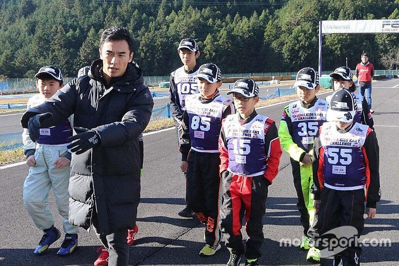 ここからは戦いだ……佐藤琢磨指導。トップ10の小学生がレーシングカート初走行