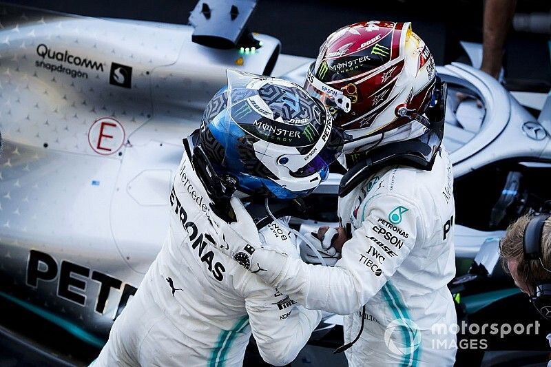 Race winner Valtteri Bottas, Mercedes AMG F1 and Lewis Hamilton, Mercedes AMG F1 celebrate in Parc Ferme 