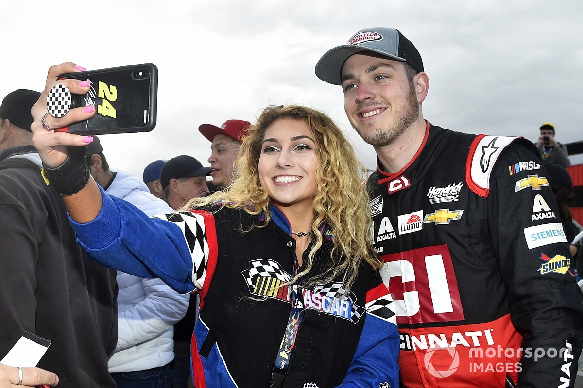Alex Bowman gets 2021 Hendrick Motorsports contract extension