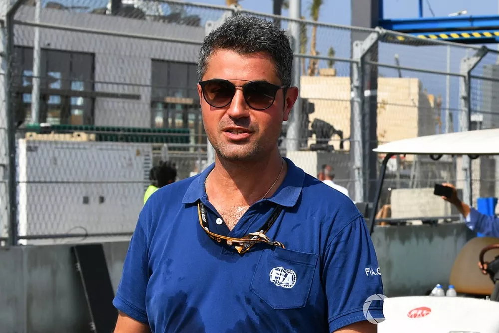 Michael Masi, direttore di gara, cammina sulla pista con un collega della FIA