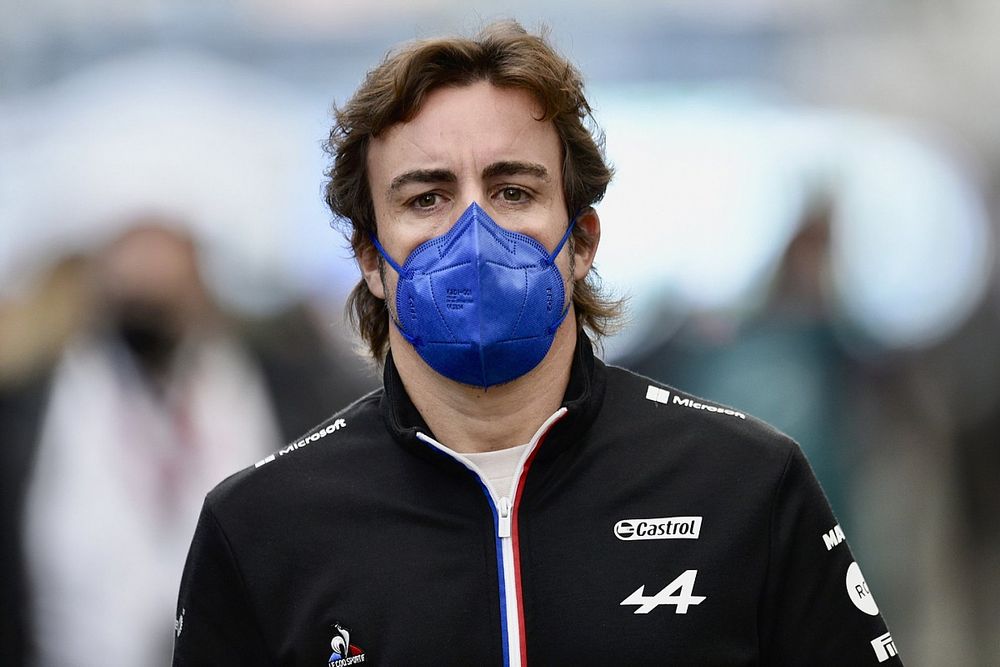 Alonso: "Raikkonen ile bu dünyanın ne kadar sahte olduğuna genellikle gülüyoruz"