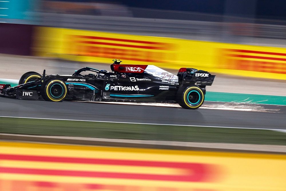 Waarom Mercedes Bottas zo lang door liet rijden op eerste set banden