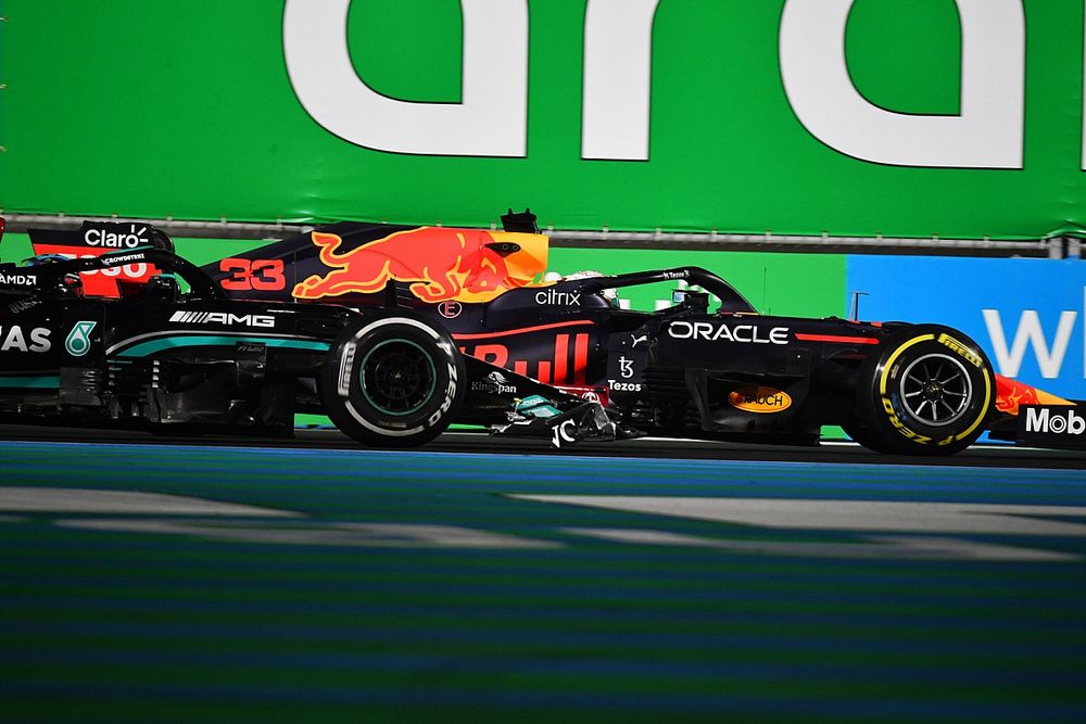 Max Verstappen, Red Bull Racing RB16B, en Lewis Hamilton, Mercedes W12, maken contact terwijl ze strijden voor positie